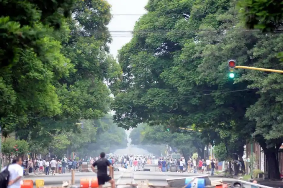 LAS CALLES ESTABAN EN LLAMAS. Los vecinos improvisaban barricadas en la vía pública a modo de evitar los saqueos. 