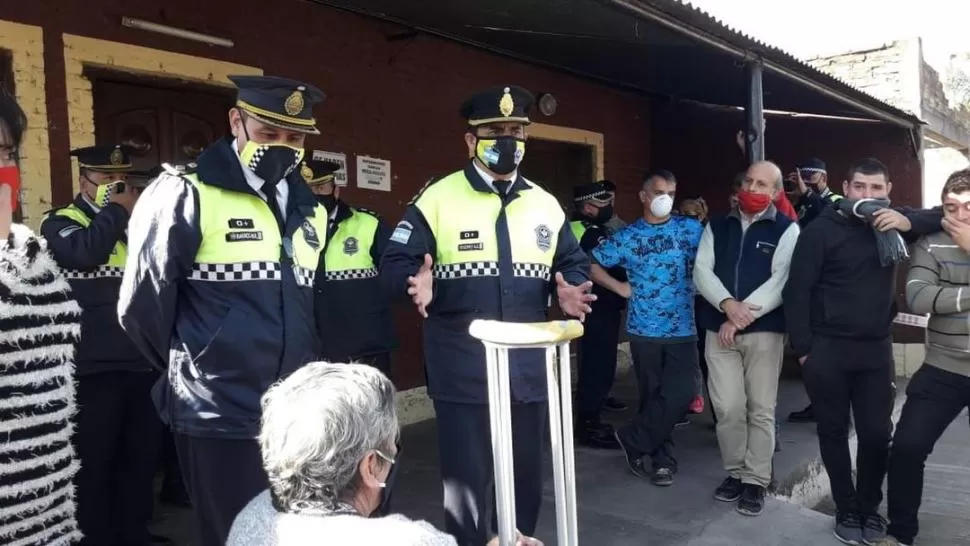 QUEJAS Y DIÁLOGO. Vecinos del barrio Alvear, reunidos con autoridades de la Policía en Concepción.  