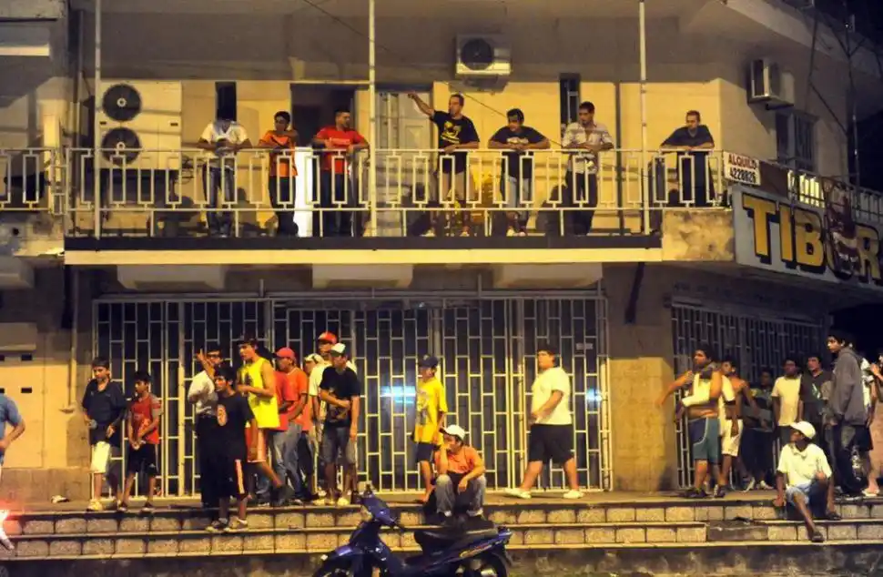 PREPARADOS. Los vecinos y dueños del supermercado de Uruguay y avenida Siria hicieron guardia durante días enteros.