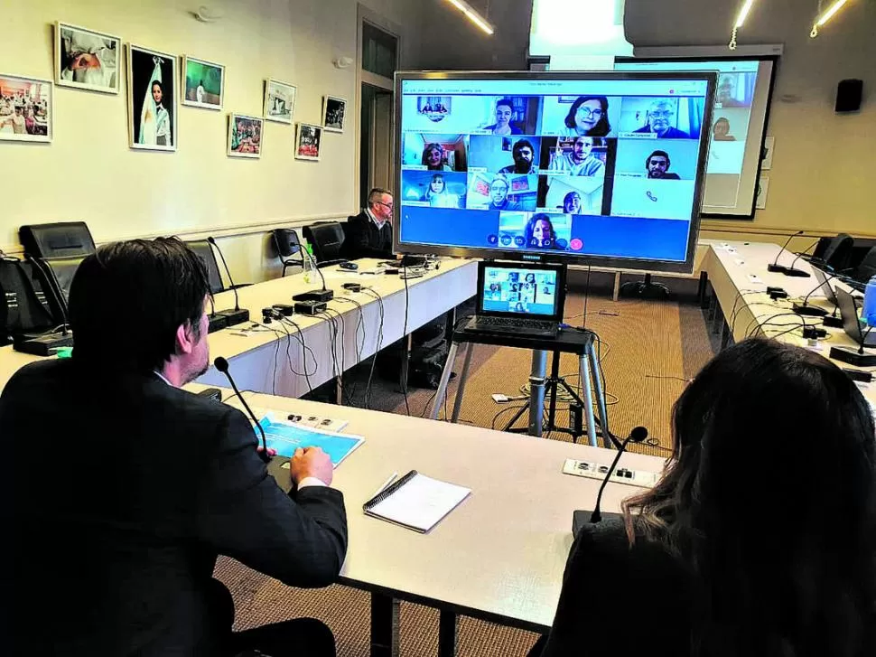 LANZAMIENTO. El ministro Nicolás Trotta y la secretaria Gabriela Diker, en conferencia virtual con periodistas. ministerio de educación  