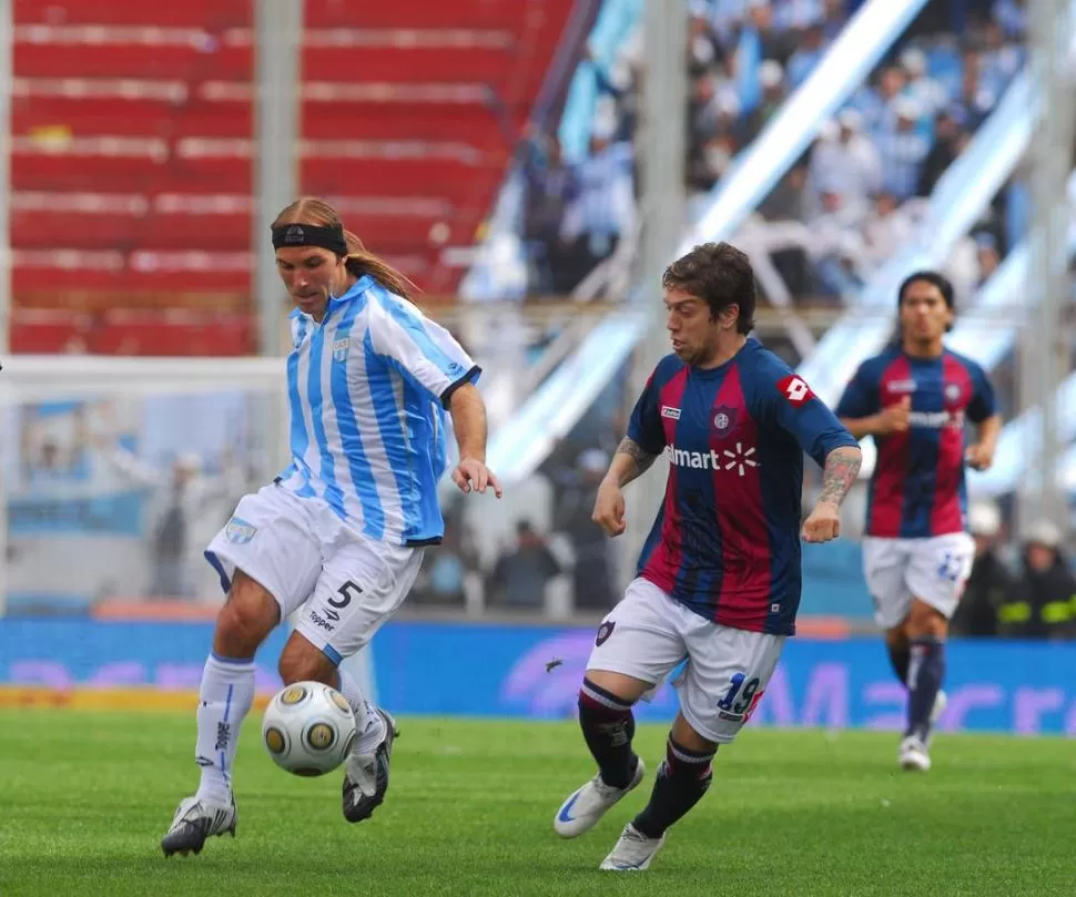 CON SAN LORENZO. Granero lleva la bola ante el ahora reconocido “Papu” Gómez. Ese día, Atlético debutó en el Apertura ‘09.  