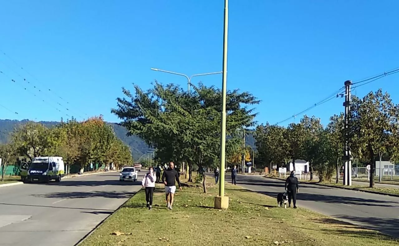 AL AIRE LIBRE. Avenida Perón, el lugar elegido por los deportistas. 