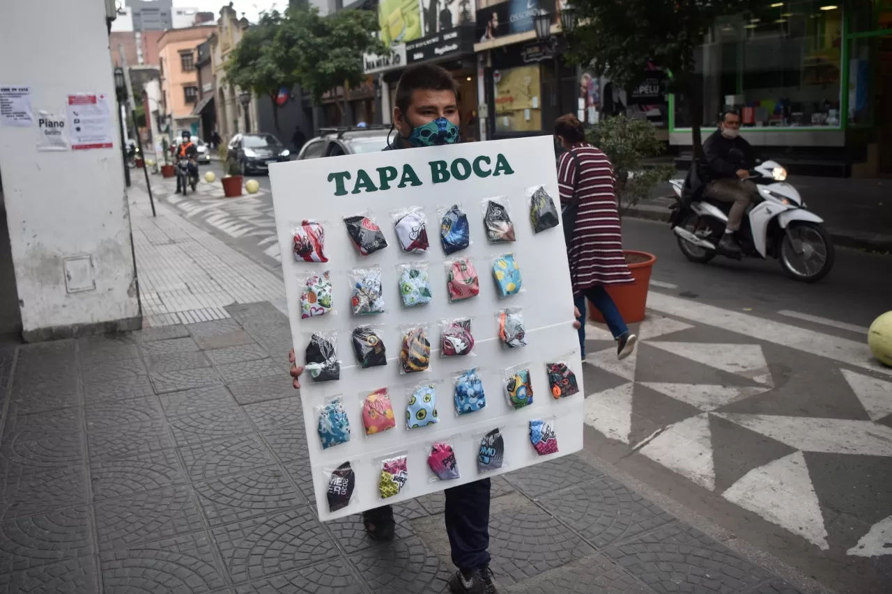 PREVENCIÓN. En las calles de Tucumán venden tapabocas para evitar el coronavirus.