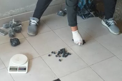 Secuestraron marihuana en un allanamiento en Cevil Redondo: una joven quedó detenida
