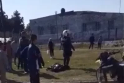 Video: vecinos filmaron la escena, segundos después de que mataran al policía