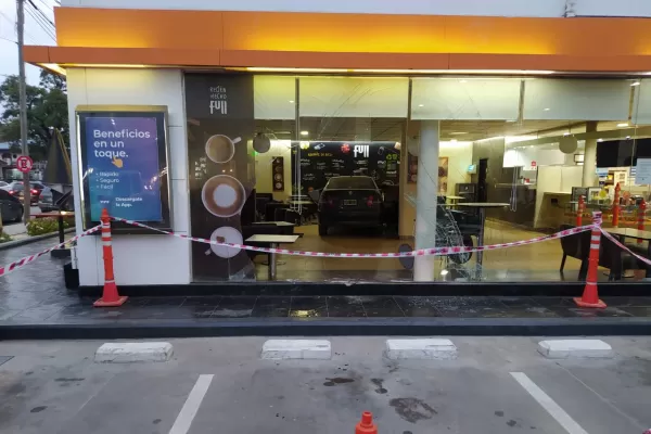 Perdió el control del auto, atravesó el vidrio y se metió en el bar de una estación de servicio
