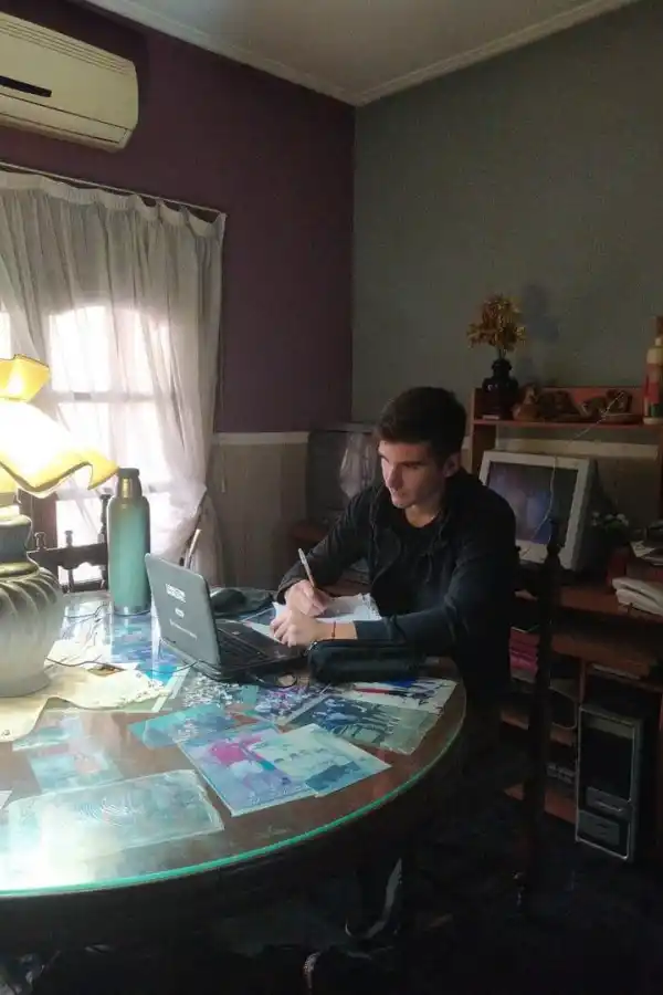 PRIMEROS PASOS. Camilo Albornoz, en una clase online de inglés en su casa.  