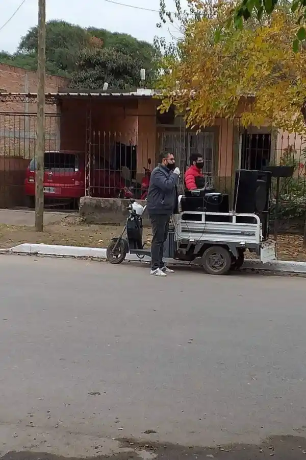 Campaña de concientización con mensajes en la vía pública.