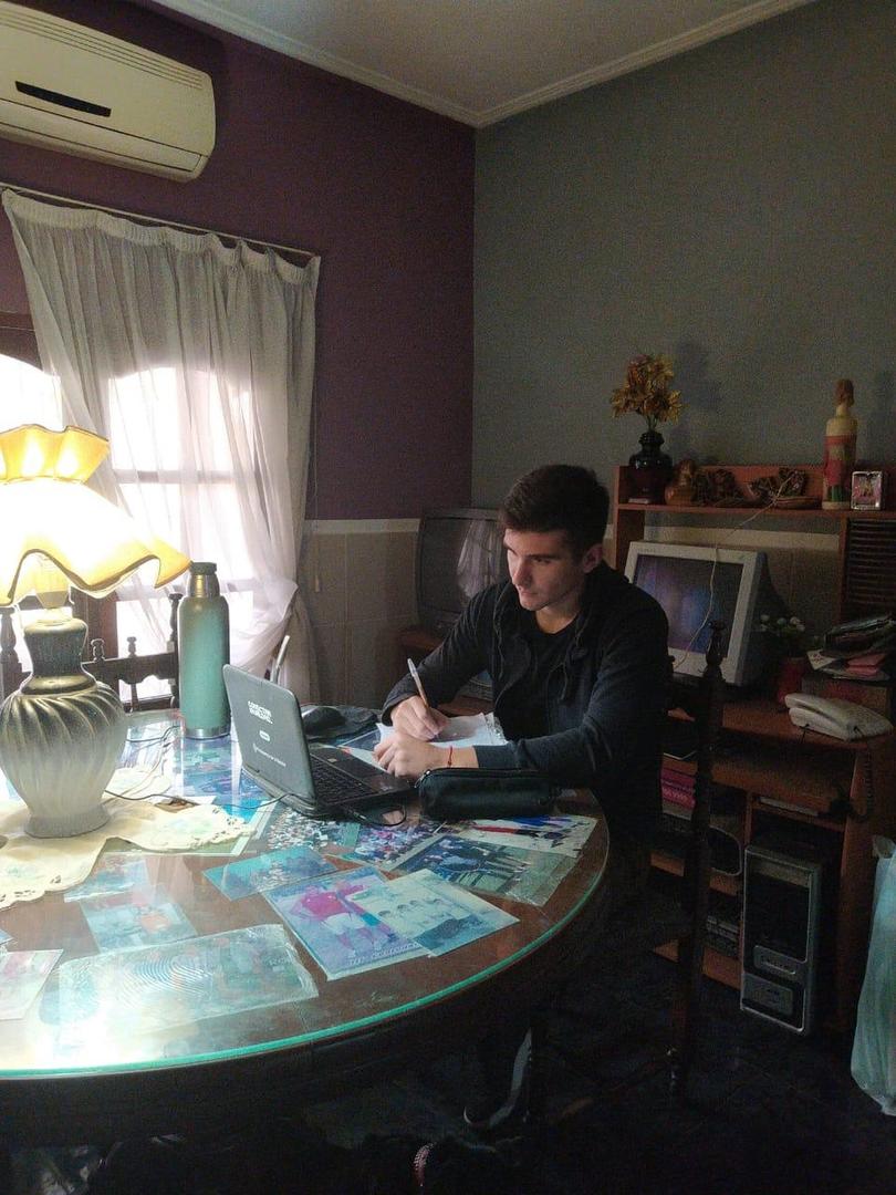 PRIMEROS PASOS. Camilo Albornoz, en una clase online de inglés en su casa.  