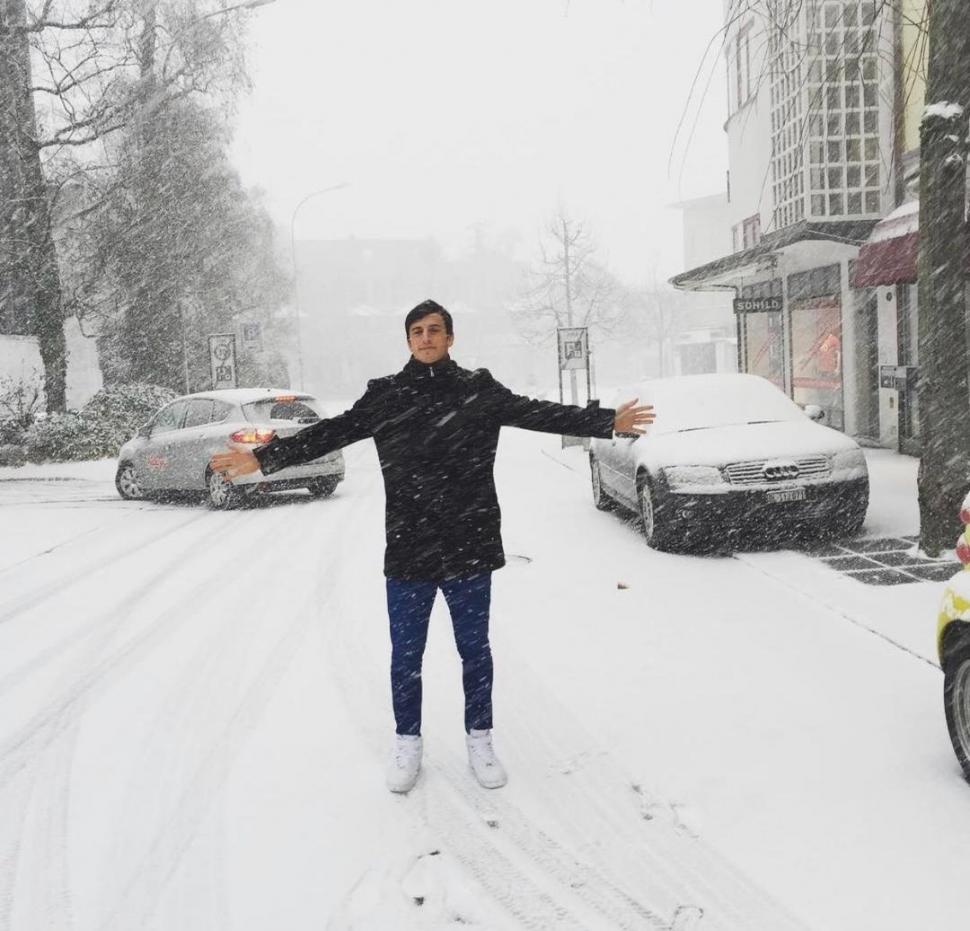 EN SUIZA. Lotti disfruta de la nieve de Wohlen. Allí aprendió italiano y alemán.  