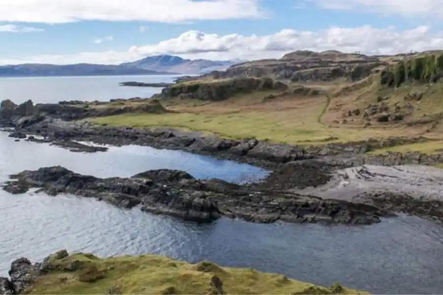 HÁBITAT. En un lago de la isla Kerrera, Escocia, se encontró el fósil. 