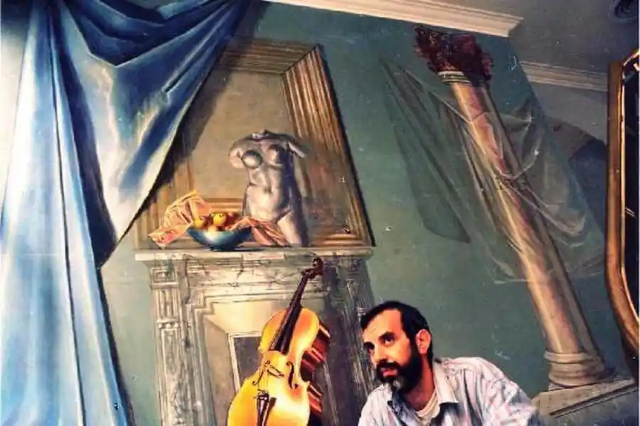 EL AUTOR Y SU OBRA. Detrás del pintor hay un mural de su autoría.