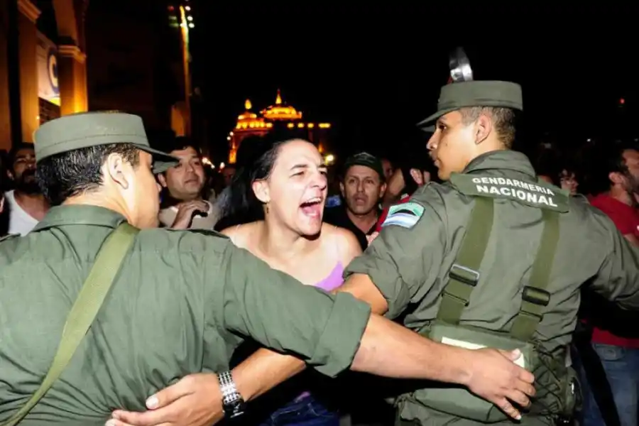 BRONCA EN LA PLAZA. Los tucumanos fueron reprimidos en el principal paseo cuando fueron a exigir la renuncia de todos los funcionarios del gobierno.