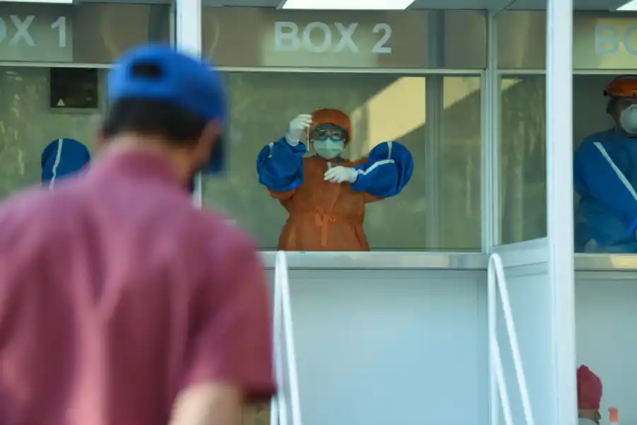 A LA ESPERA. Un camionero aguarda para ser sometido al hisopado. Foto: LA GACETA / Analía Jaramillo