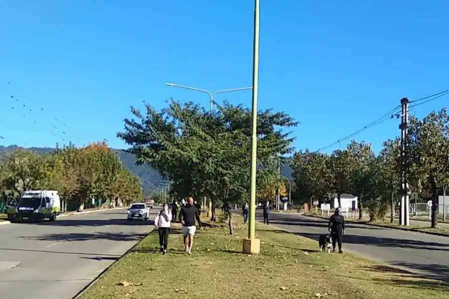 AL AIRE LIBRE. Avenida Perón, en Yerba Buena