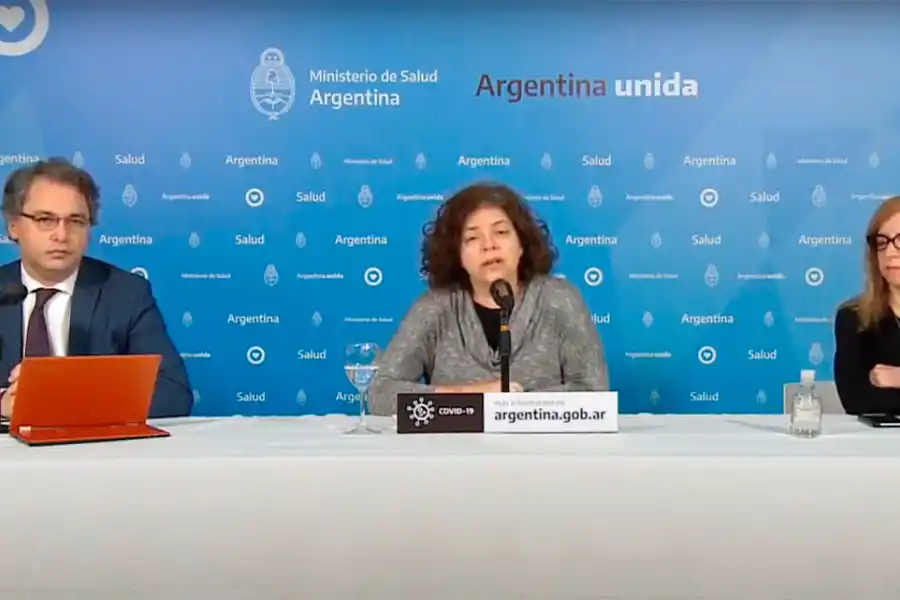 AUTORIDADES. Carla Vizzotti (al centro), detalla los números de la pandemia en el país.