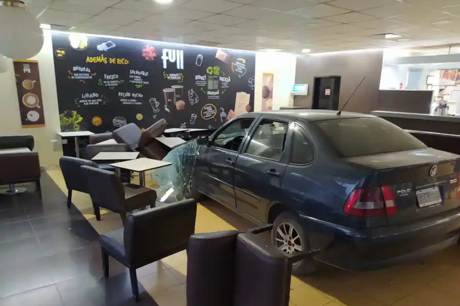 Perdió el control del auto, atravesó el vidrio y se metió en el bar de una estación de servicio