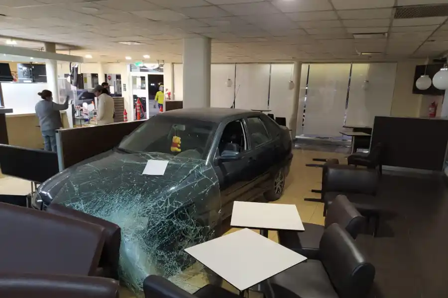 Perdió el control del auto, atravesó el vidrio y se metió en el bar de una estación de servicio
