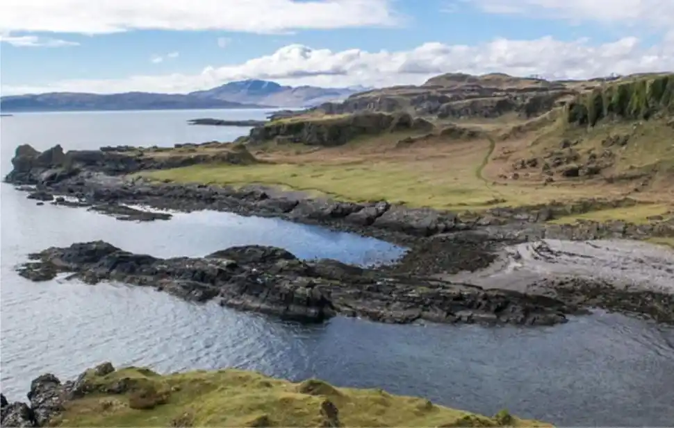 HÁBITAT. En un lago de la isla Kerrera, Escocia, se encontró el fósil. 