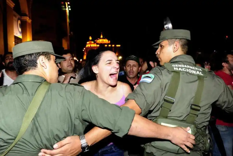 BRONCA EN LA PLAZA. Los tucumanos fueron reprimidos en el principal paseo cuando fueron a exigir la renuncia de todos los funcionarios del gobierno.