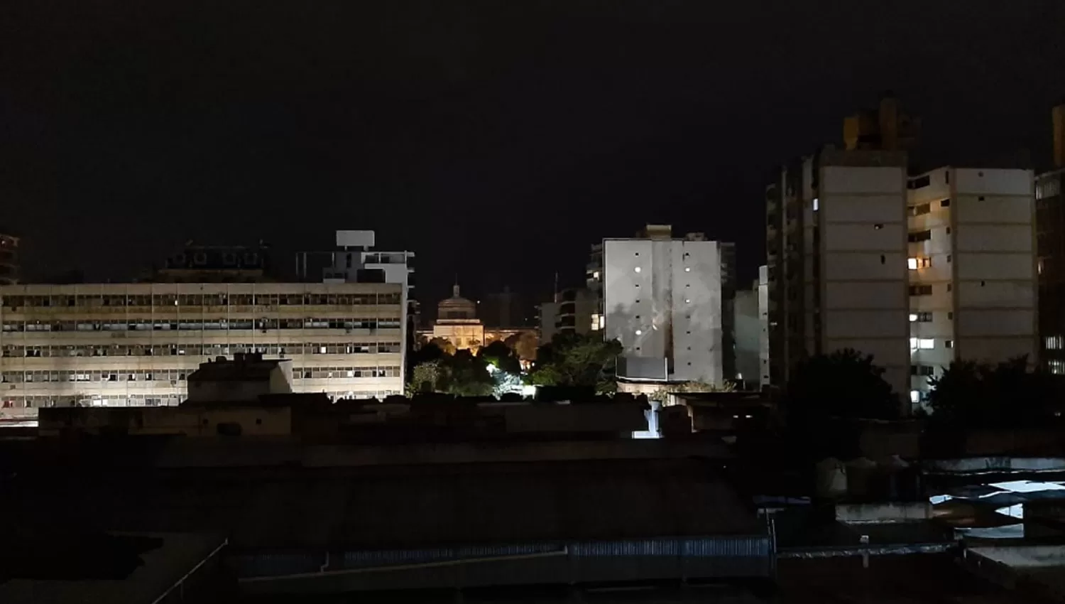 BARRIO SUR. La luz de la plaza Yrigoyen ilumina al Palacio de Tribunales, completamente a oscuras.