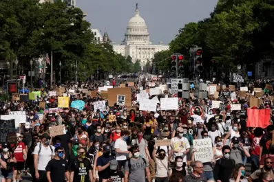 Condenas y protestas en el mundo por el crimen de Floyd