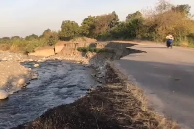 Peligro en la ruta 321: hace cuatro meses que el río arrasó con más de media calzada