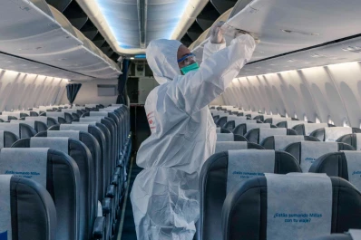 Dos vuelos trajeron insumos de China para los trabajadores de la salud