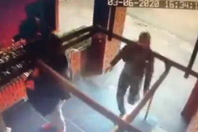 Video: atacó por la espalda a su víctima, escapó, pero el violento robo quedó grabado
