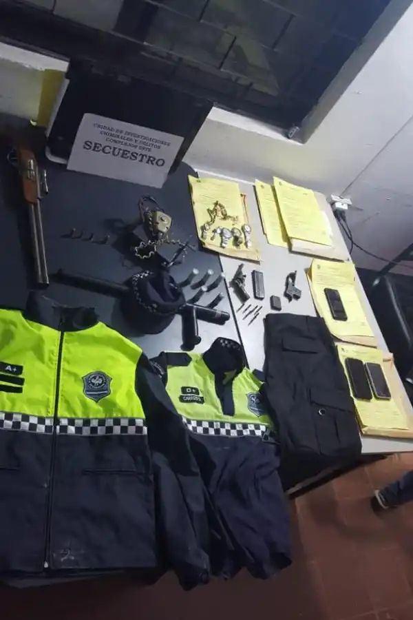 OPERATIVOS. Secuestraron uniformes y otros elementos policiales. 
