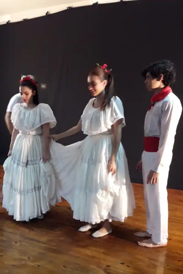 BAILARINES. Algunos de los artistas que colaboraron con el video de 