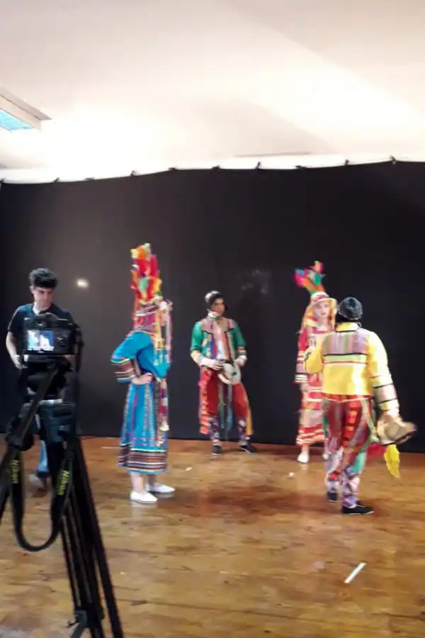 BAILARINES. Algunos de los artistas que colaboraron con el video de 