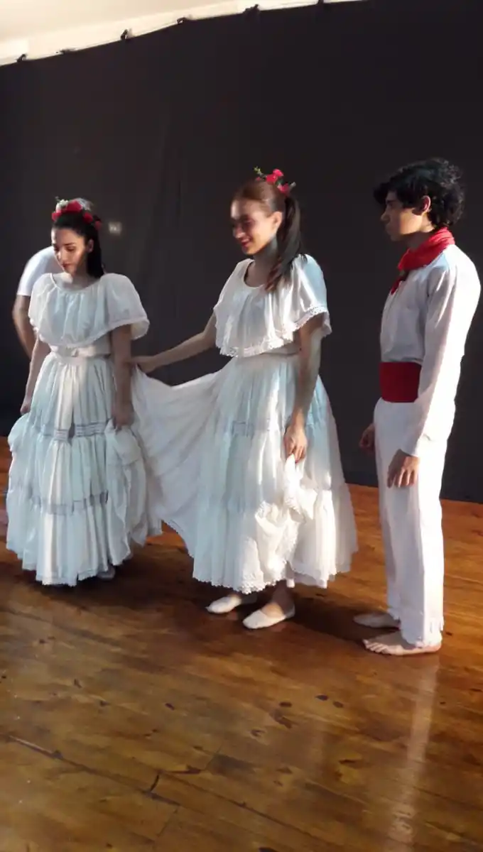 BAILARINES. Algunos de los artistas que colaboraron con el video de 