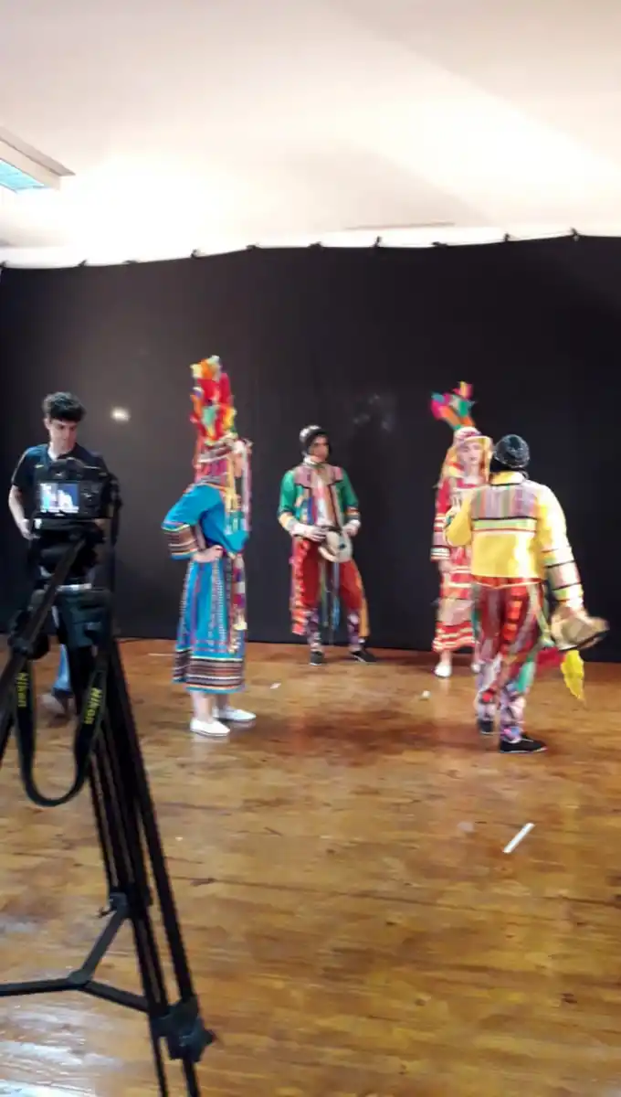 BAILARINES. Algunos de los artistas que colaboraron con el video de 