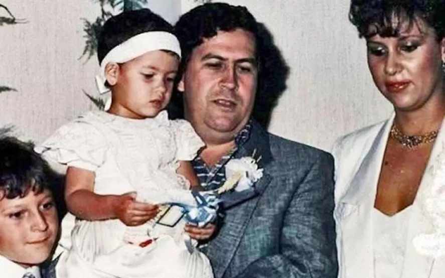 FOTO FAMILIAR. Pablo Escobar junto a su esposa y sus dos hijos.