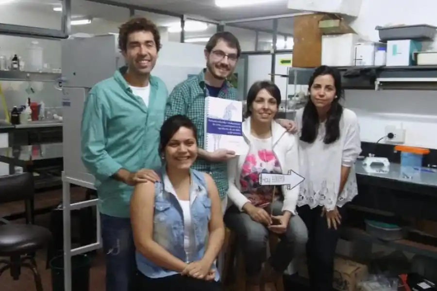 CUANDO ERA POSIBLE REUNIRSE. Desde la izquierda Martín, Renato y Silvana; los acompañaban dos becarias. 