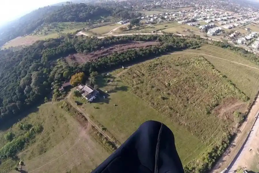 VOLANDO. Desde el martes, los parapentistas ya se entrenan, con salida en los despegues del cerro San Javier y llegado al predio llamado El Edén.