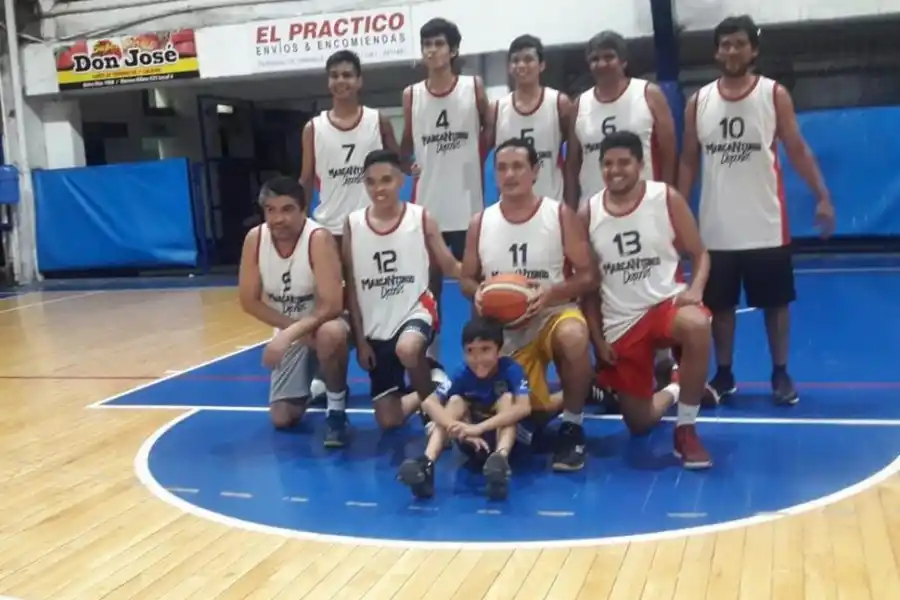 LOS FERNÁNDEZ. Esta es una de las tantas familias identificadas desde hace varios años con Huracán BB.