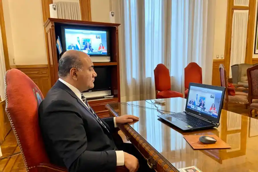 CONTACTO VIRTUAL. Manzur, desde su despacho, en videollamada con Alberto Fernández y sus pares. Foto: Comunicación Pública