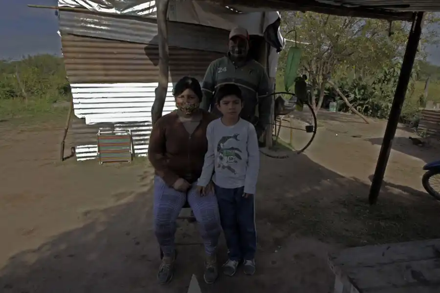 Johana Herrera cocina para más de 65 chicos en la escuela. Vive con su esposo y su hijo.