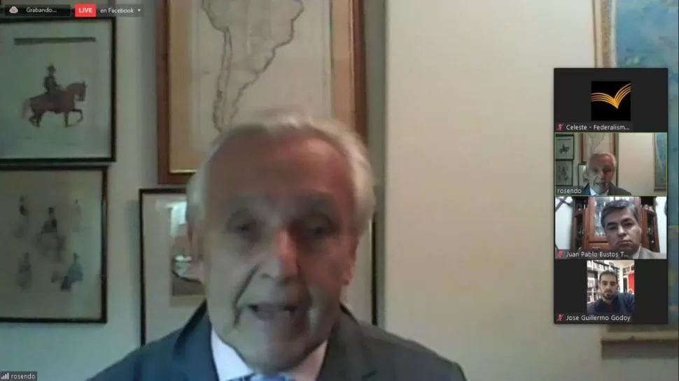 ROSENDO FRAGA. El historiador y analista político durante la videoconferencia que dio ayer a través de Zoom. federalismo y libertad