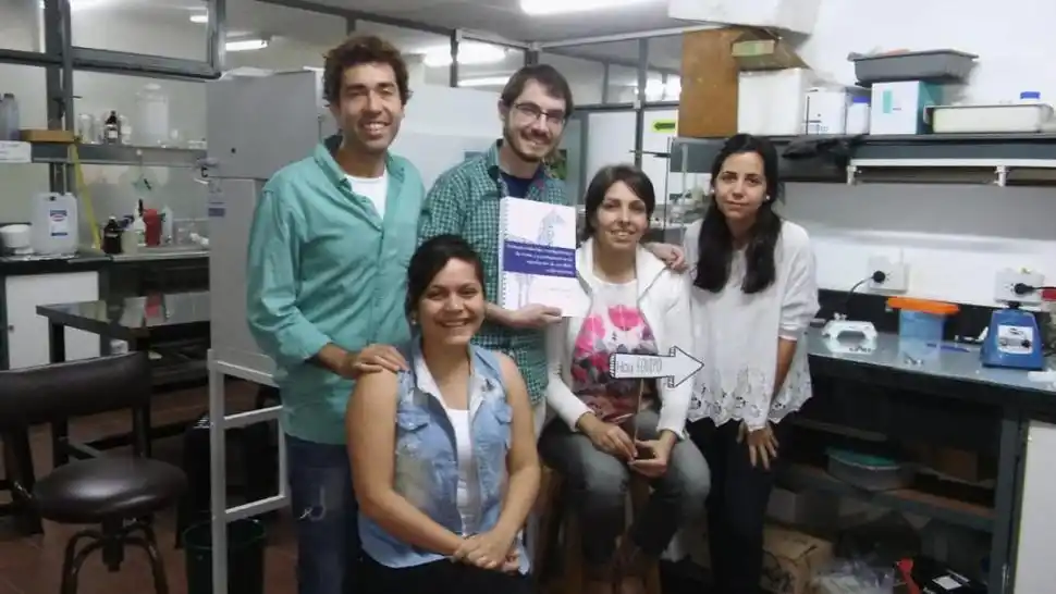 CUANDO ERA POSIBLE REUNIRSE. Desde la izquierda Martín, Renato y Silvana; los acompañaban dos becarias. 