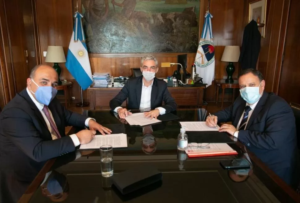  Juan Manzur, el ministro Mario Meoni, y el gobernador riojano Ricardo Quinquela, posaron para la foto mientras rubricaban el acuerdo de subsidios.