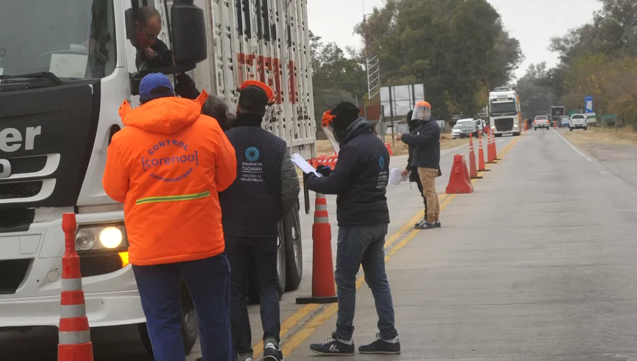 ESTRICTOS. Tanto personal sanitario como de seguridad actúan en forma conjunta en los puestos limítrofes, para realizar los controles a los transportistas que entran o salen de la provincia.