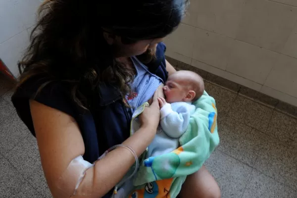El coronavirus y el dengue no se contagia a través de la lactancia materna: recomendaciones