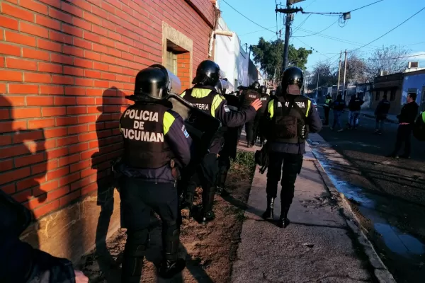 Múltiples allanamientos en Villa 9 de Julio para atrapar a una peligrosa banda