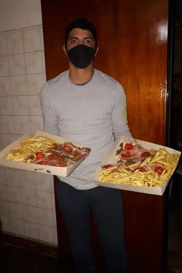 ¡QUÉ PINTA! “Nico” Roldán muestra una de sus especialidades: napolitana con papas.