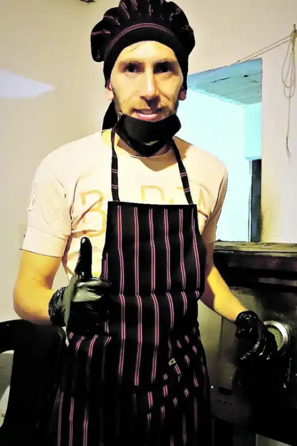 SIEMPRE EFICAZ. En la cocina, Arraya se mueve igual que en la cancha. 