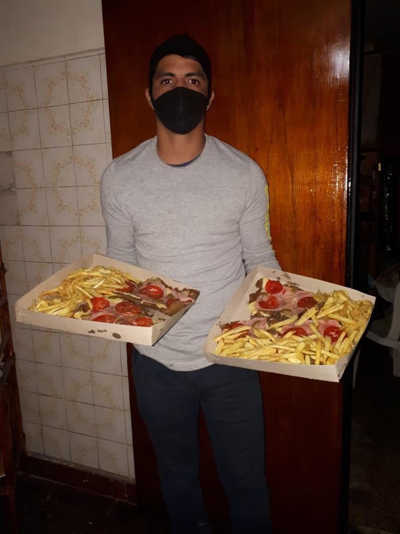 ¡QUÉ PINTA! “Nico” Roldán muestra una de sus especialidades: napolitana con papas.