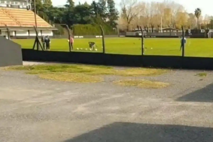 BUENOS AIRES. Jugadores de Riestra se entrenan en el campo de juego del club. imagen de video 